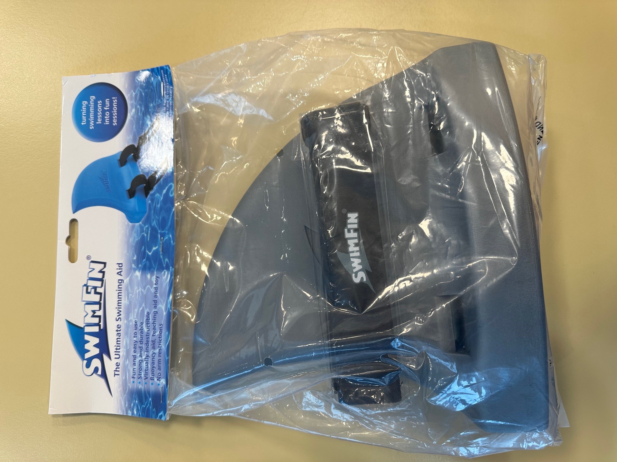 Imagen oficial de Swimming aid ; SwimFin ; SwimFin Haifischflosse (graue Version) publicada por OECD 2