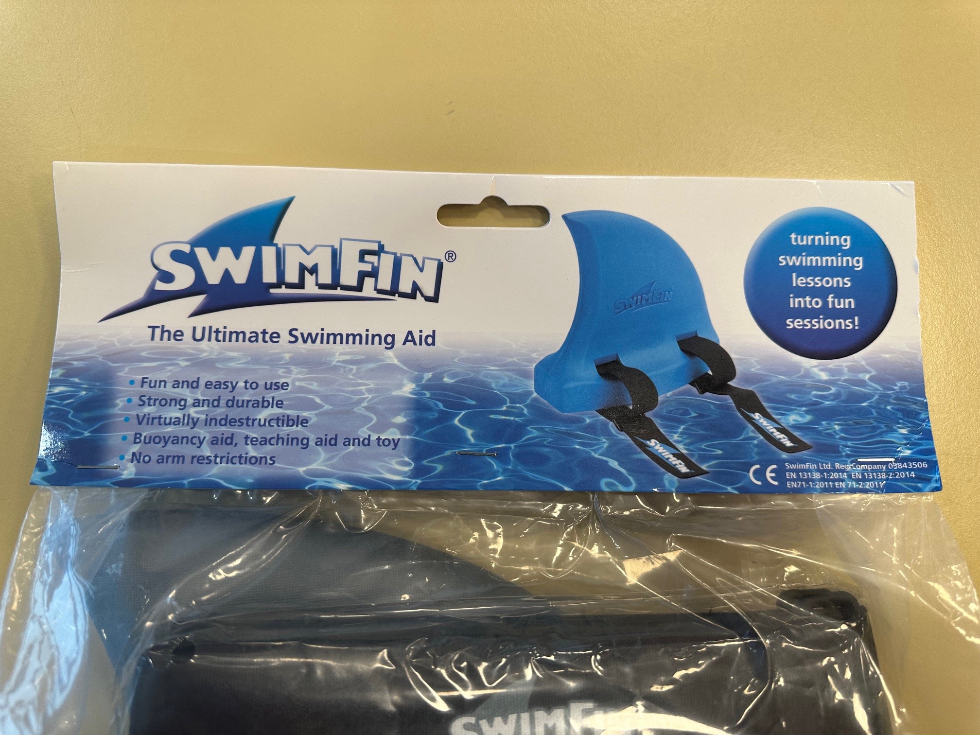 Imagen oficial de Swimming aid ; SwimFin ; SwimFin Haifischflosse (graue Version) publicada por OECD 3
