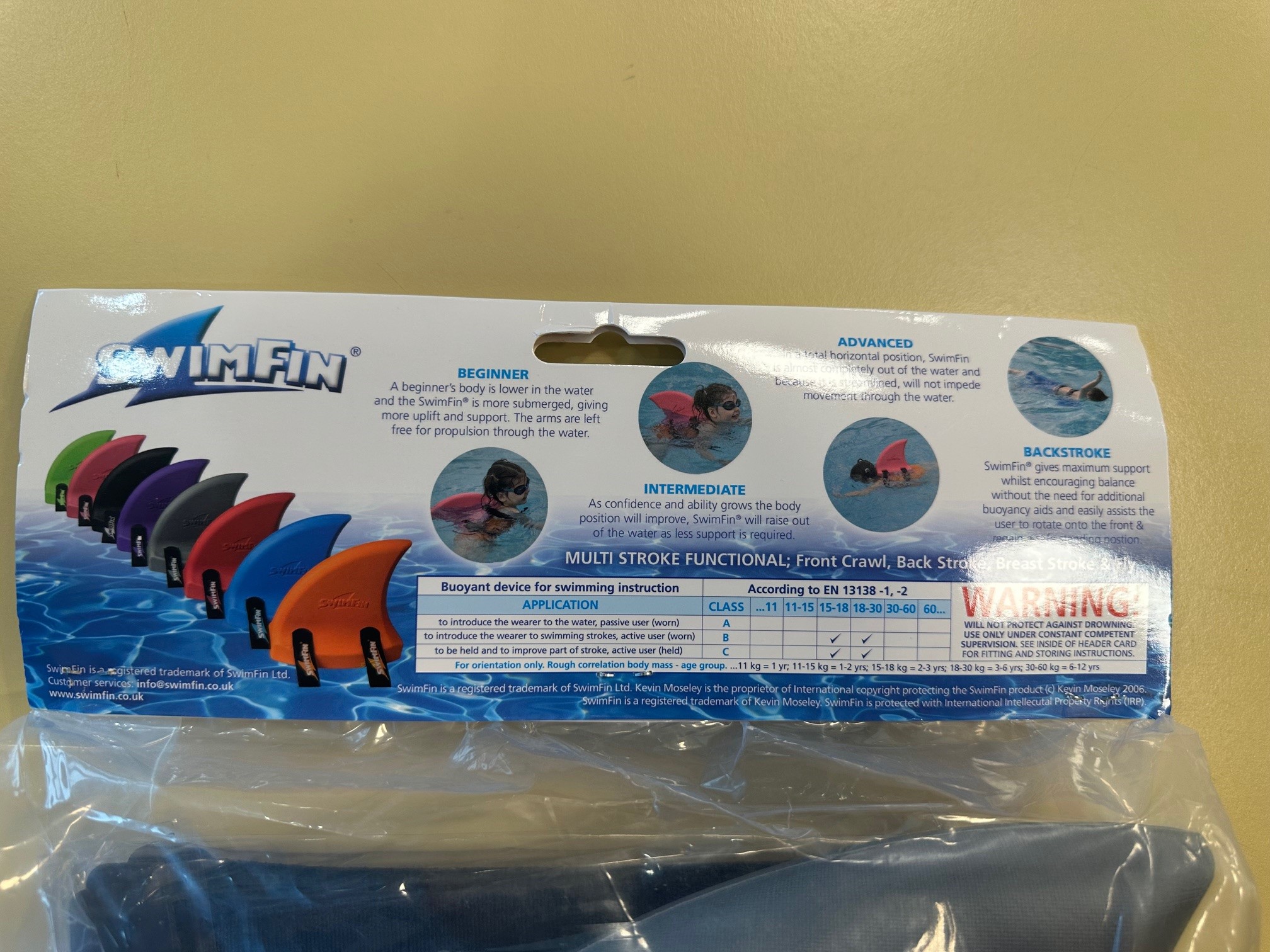 Imagen oficial de Swimming aid ; SwimFin ; SwimFin Haifischflosse (graue Version) publicada por OECD 4