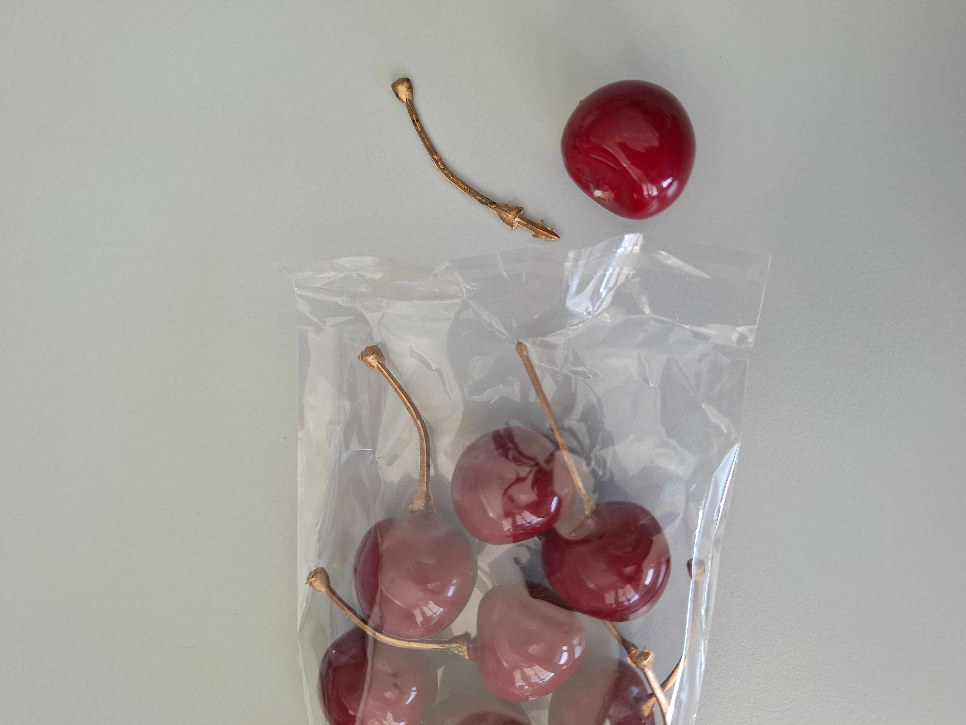 Imagen oficial de Decorative cherries ; Unknown ; Kirschen mit Stiel publicada por OECD 3