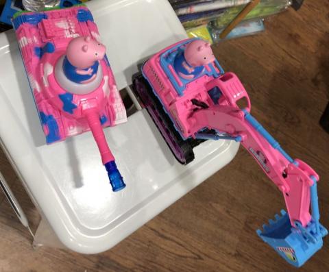 Imagen oficial de Peppa Pig Excavator and Peppa Pig Tank publicada por OECD