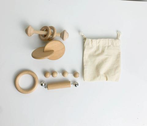 Imagen oficial de Wooden Baby Infant Montessori Rattle Interlock Beads Ring Set of 5 With Bag Natural Finish Bundle publicada por OECD