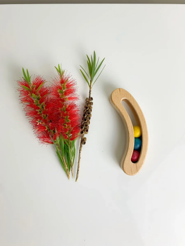 Imagen oficial de Wooden 3 Ball Boomerang Rattle Natural Finish With Rainbow Balls publicada por OECD
