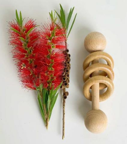 Imagen oficial de Montessori Wooden 3 Rings Baby Infant Rattle Natural Finish publicada por OECD