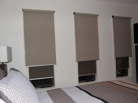 Imagen oficial de Roller Blind With Cord/Bead Chains publicada por OECD