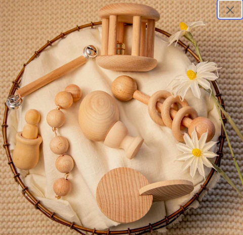 Imagen oficial de Montessori Toys - 5 and 7 Piece Wooden Rattle Sets publicada por OECD