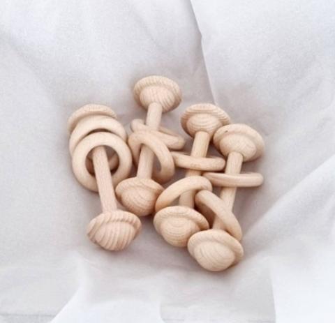 Imagen oficial de Wooden Montessori Baby Rattle publicada por OECD