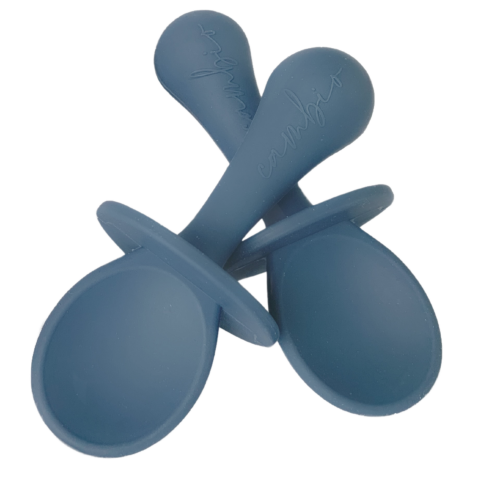 Imagen oficial de The Cambio Spoon Self-feeding baby spoon and teething toy in Navy, Dusty Pink, and Stone colours. publicada por OECD