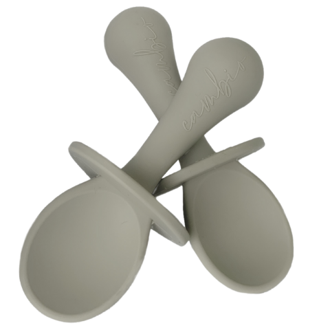 Imagen oficial de The Cambio Spoon Self-feeding baby spoon and teething toy in Navy, Dusty Pink, and Stone colours. publicada por OECD 2