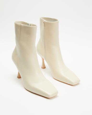Imagen oficial de AERE Square Toe Leather Ankle Boots in brown, black and beige publicada por OECD 2