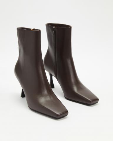 Imagen oficial de AERE Square Toe Leather Ankle Boots in brown, black and beige publicada por OECD 3