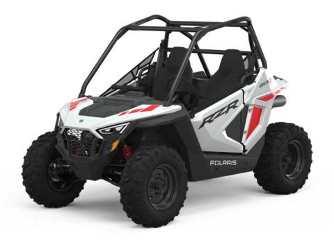 Imagen oficial de 2021-2024 RZR 200 side by side publicada por OECD