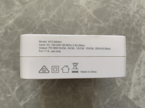 Imagen oficial de Comsol USB-C universal laptop charger 96W publicada por OECD 2