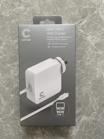 Imagen oficial de Comsol USB-C universal laptop charger 96W publicada por OECD 3