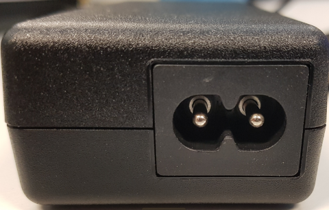 Imagen oficial de Toshiba laptop AC Adapter publicada por OECD