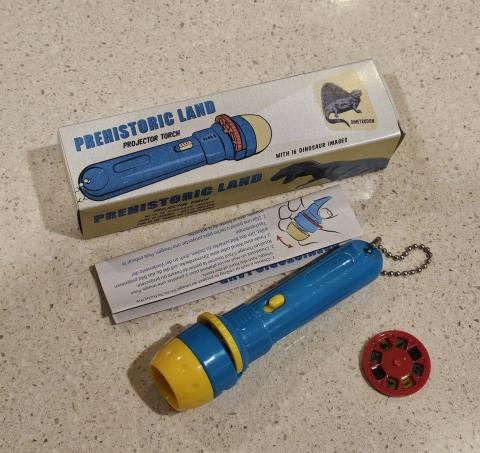 Imagen oficial de Novelty projector torches and seven in one whistle publicada por OECD
