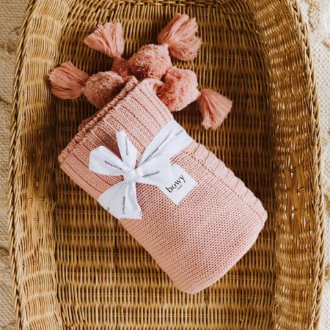 Imagen oficial de Pom Pom Tassel Blanket publicada por OECD