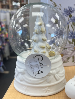 Imagen oficial de Christmas themed snow globes publicada por OECD 2