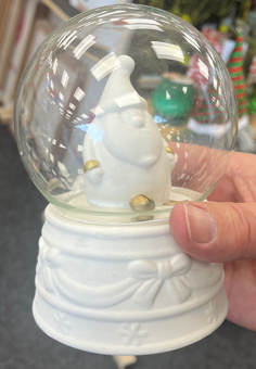 Imagen oficial de Christmas themed snow globes publicada por OECD