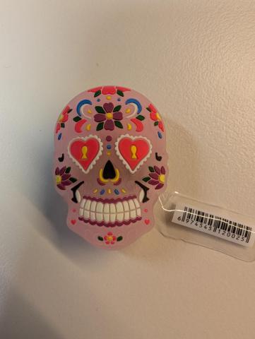Imagen oficial de LED skull charm publicada por OECD