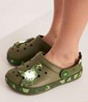Imagen oficial de Light up clog shoes publicada por OECD 2