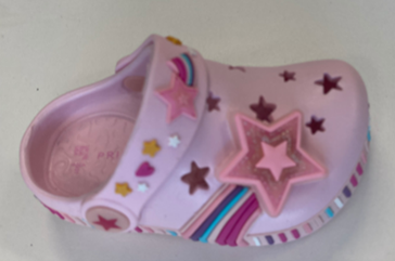Imagen oficial de Light up clog shoes publicada por OECD