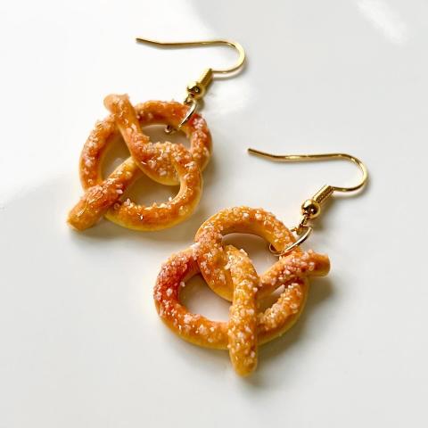 Imagen oficial de Handmade gummy worm and salted pretzel earrings publicada por OECD 2