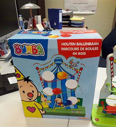 Imagen oficial de Wooden toy ; Studio 100 ; Houten ballenbaan publicada por OECD 2