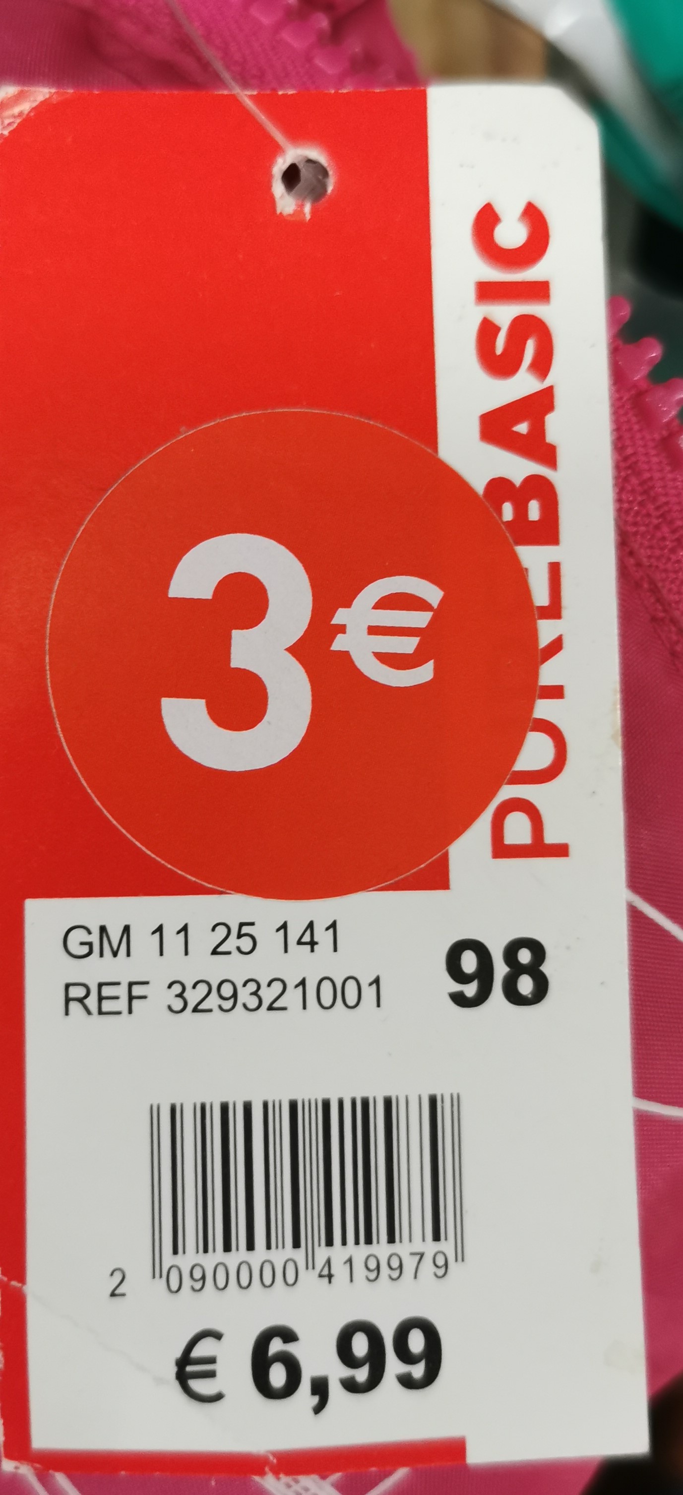 Imagen oficial de Children's waterproof hooded jacket ; Pure Basic ; publicada por OECD 2
