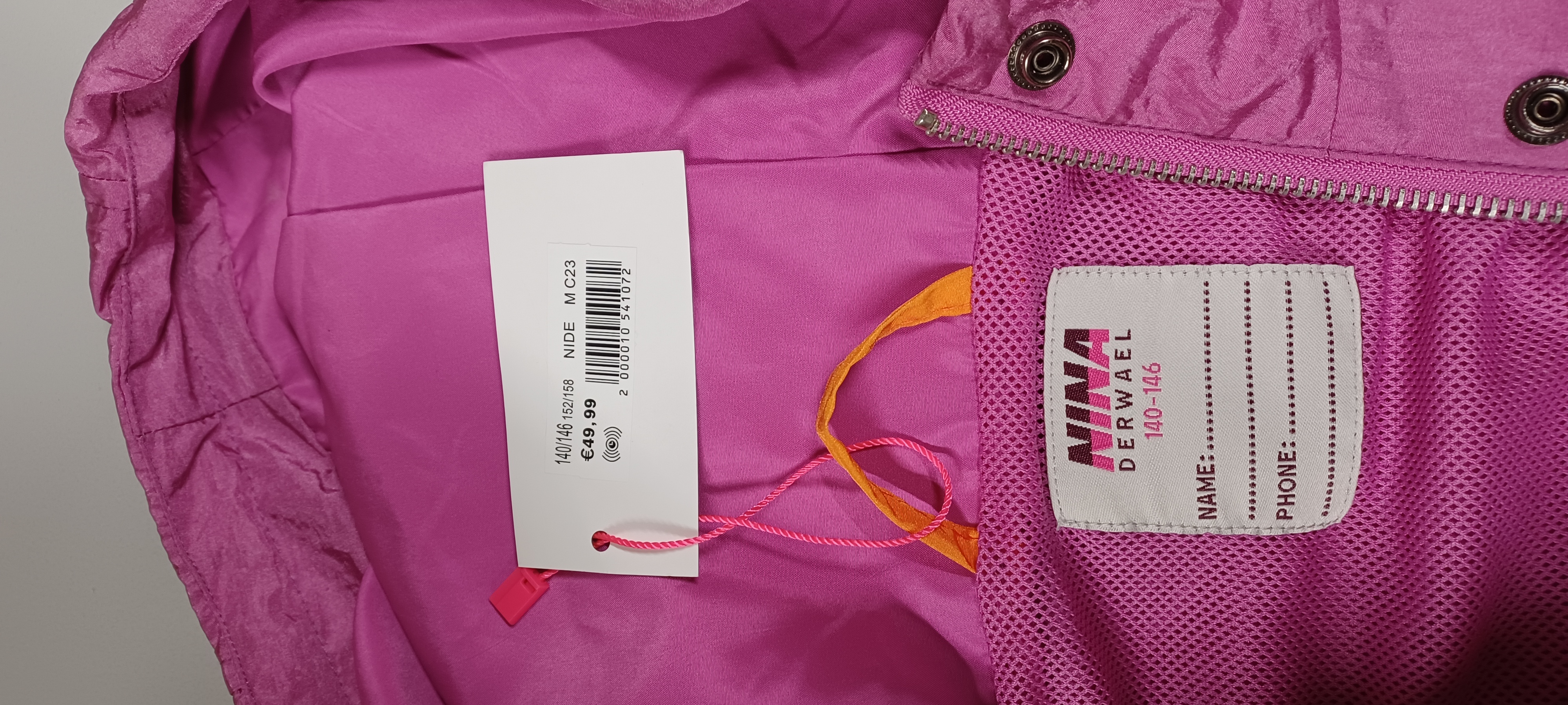 Imagen oficial de Hoodie ; Nina Derwael ; publicada por OECD