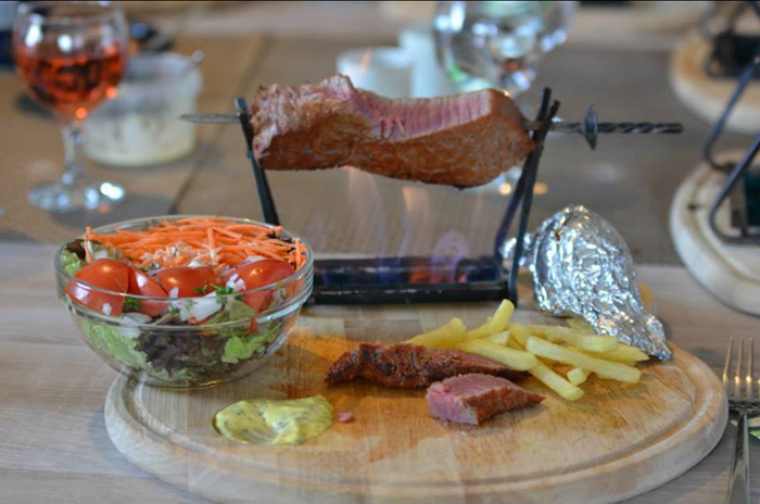 Imagen oficial de Small individual spit for cooking with open flame. ; Unknown ; 'Cowboysteak' or 'Spitplank' publicada por OECD
