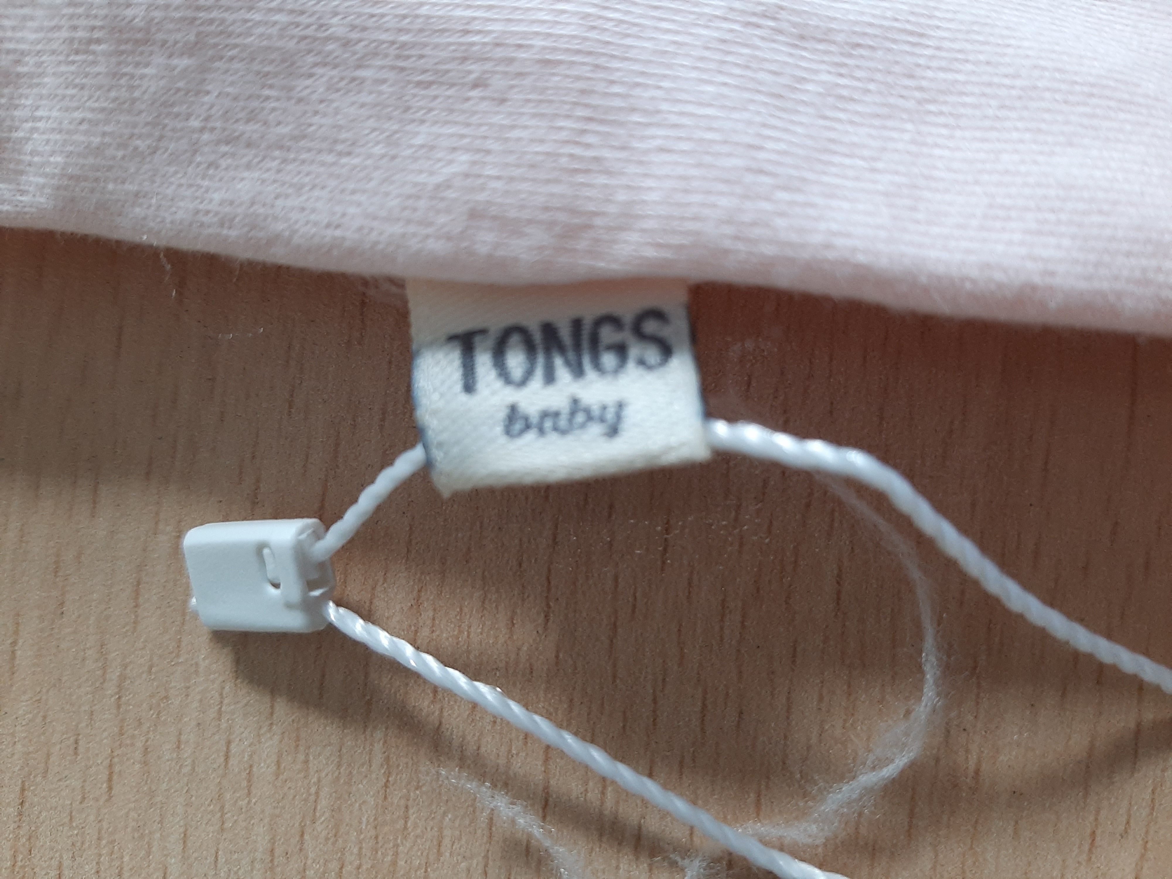 Imagen oficial de Baby's bodysuit ; TONGS baby ; publicada por OECD 5