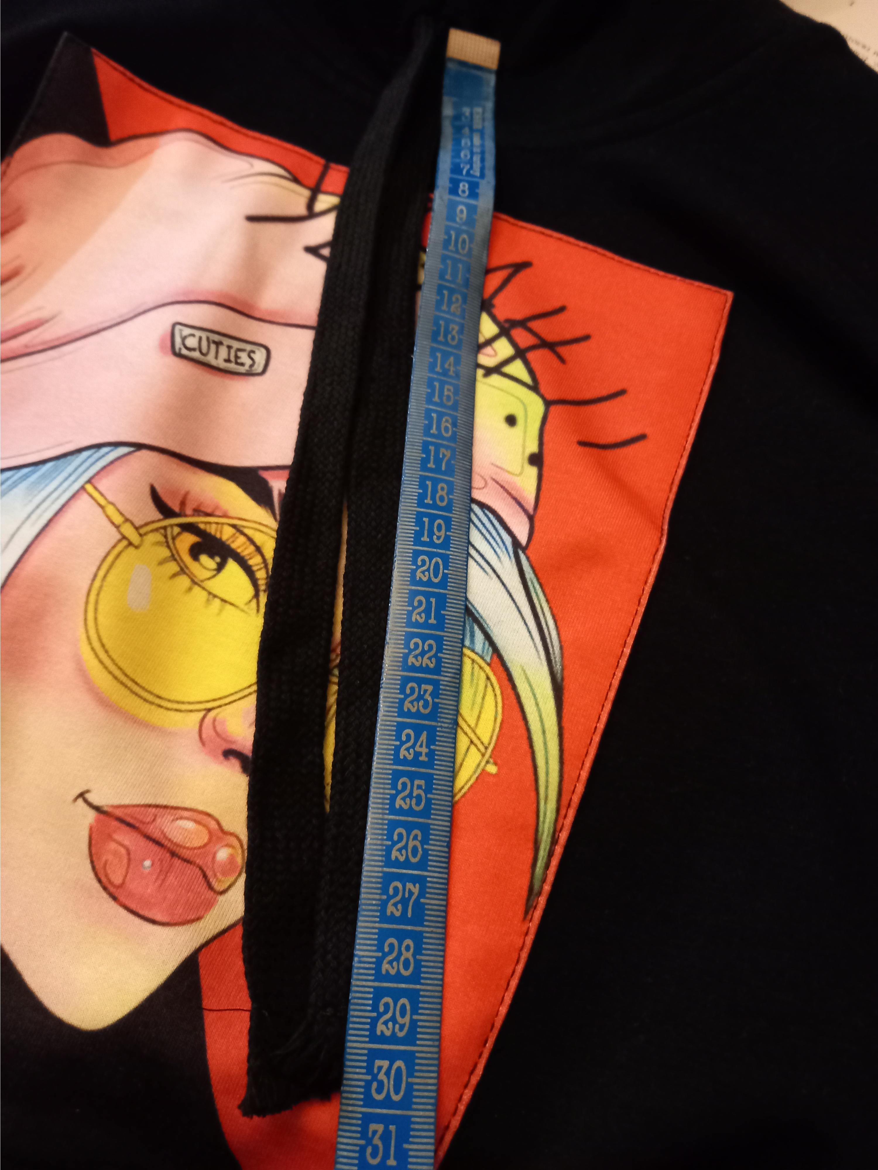 Imagen oficial de Children`s sweatshirt ; Unknown ; “Cuties” publicada por OECD 3