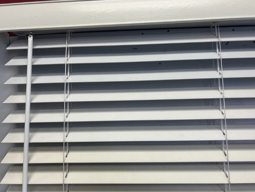 Imagen oficial de AAA Blinds 2” SheathCord Fauxwood Blinds publicada por OECD