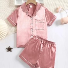Imagen oficial de JUVENNO KIDS Children’s Button- up Short Sleeve/ Shorts Two Piece Pajama Sets publicada por OECD 3