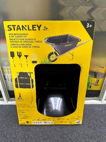 Imagen oficial de Stanley-Branded Stanley JR Kids Wheelbarrow and 7-piece Garden Set’s long hoe and rake publicada por OECD
