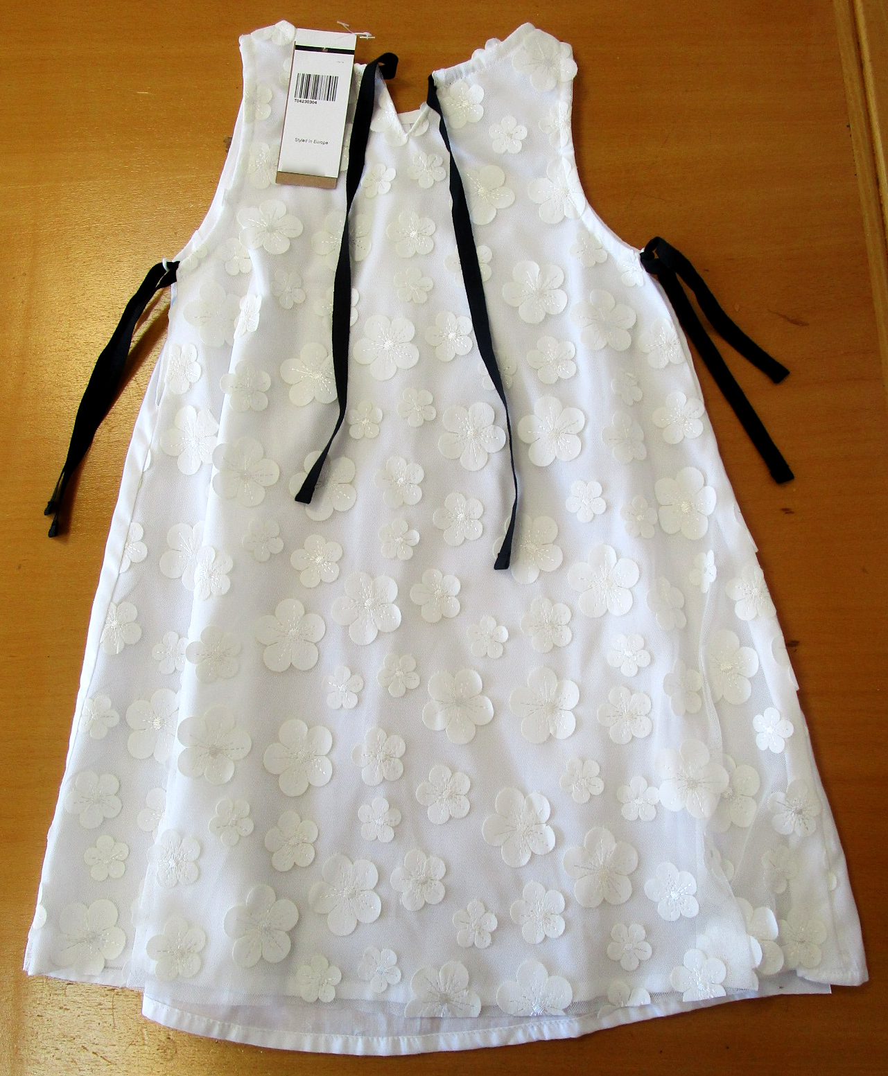 Imagen oficial de Children's dress ; Two in a castle ; publicada por OECD