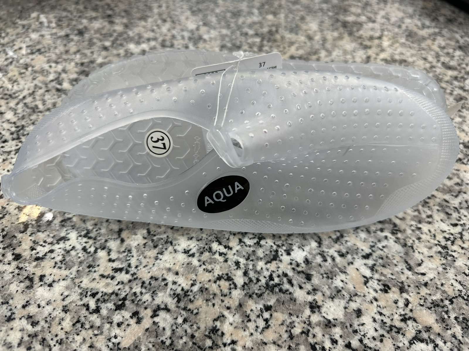 Imagen oficial de Water shoes ; Jumbo ; publicada por OECD