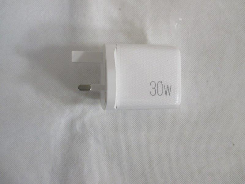 Imagen oficial de USB charger ; Lamtech ; publicada por OECD 5