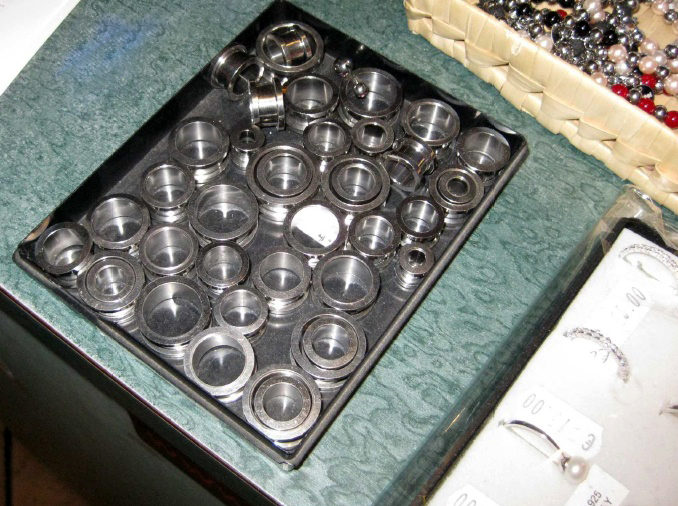 Official image of Piercing jewellery ; Unknown ; published by OECD 2