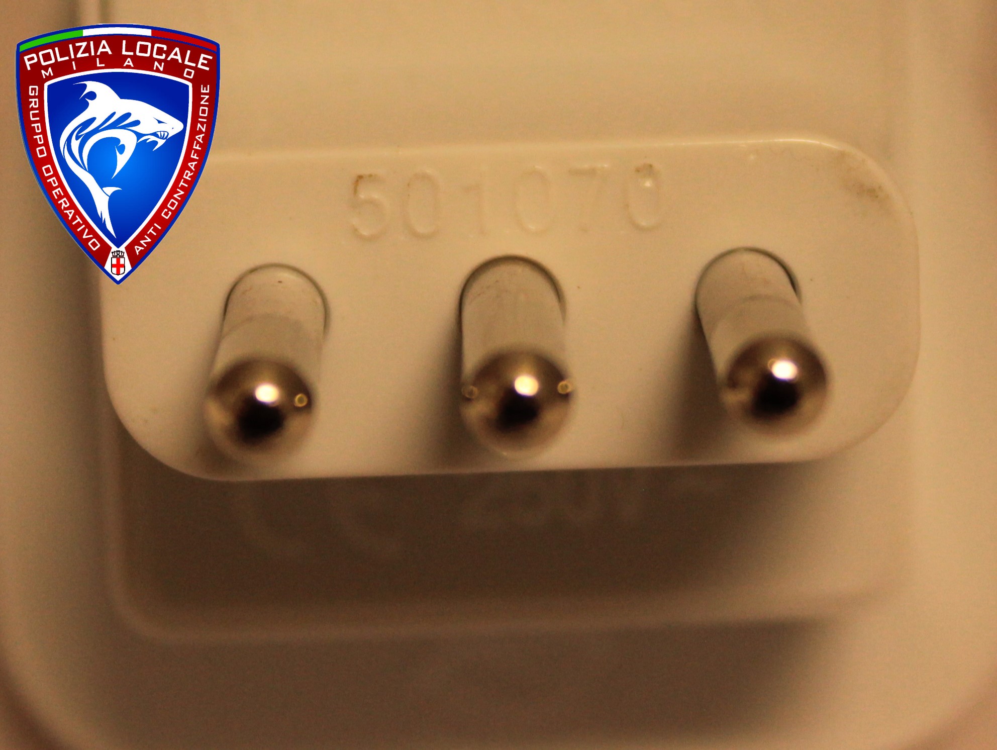 Official image of Travel adaptor ; Extrastar ; UNIVERSAL ADAPTER 2P+T published by OECD 4