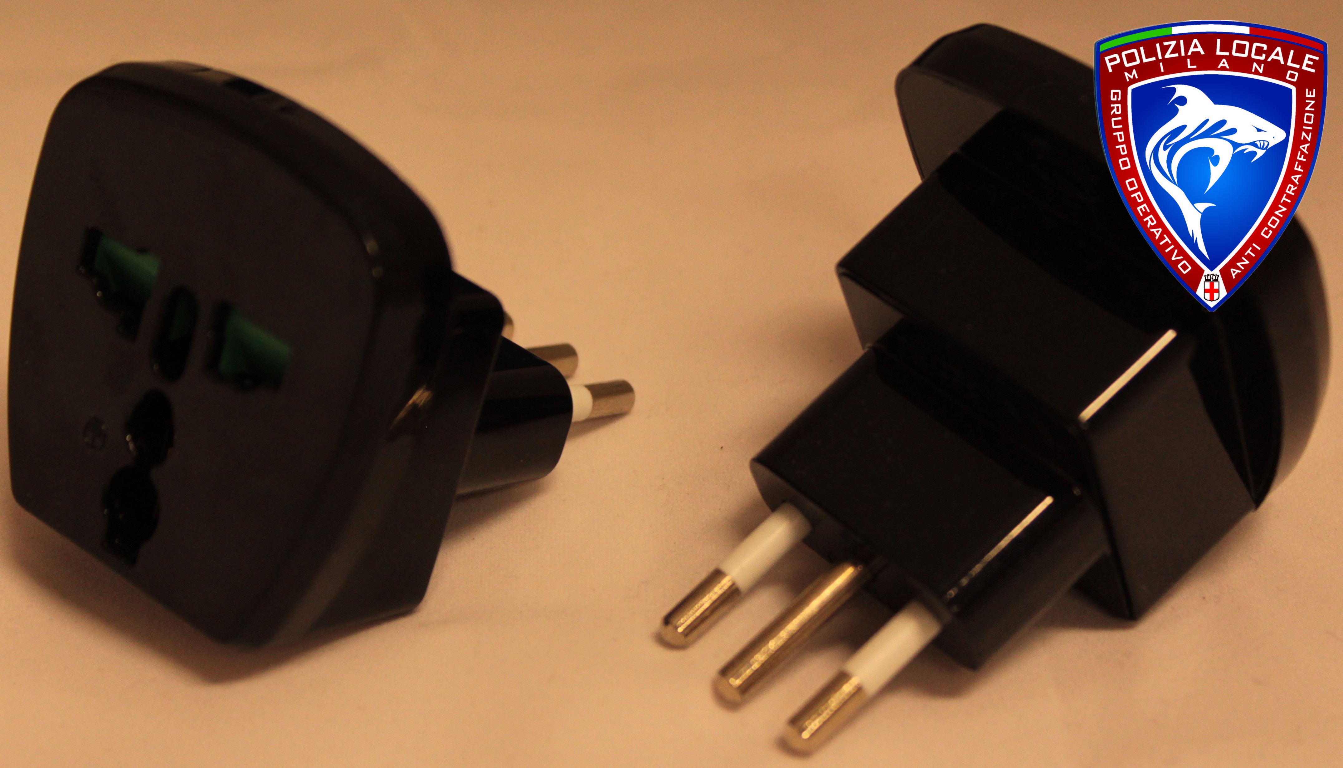 Official image of Travel adaptor ; Extrastar ; UNIVERSAL ADAPTER 2P+T published by OECD 4