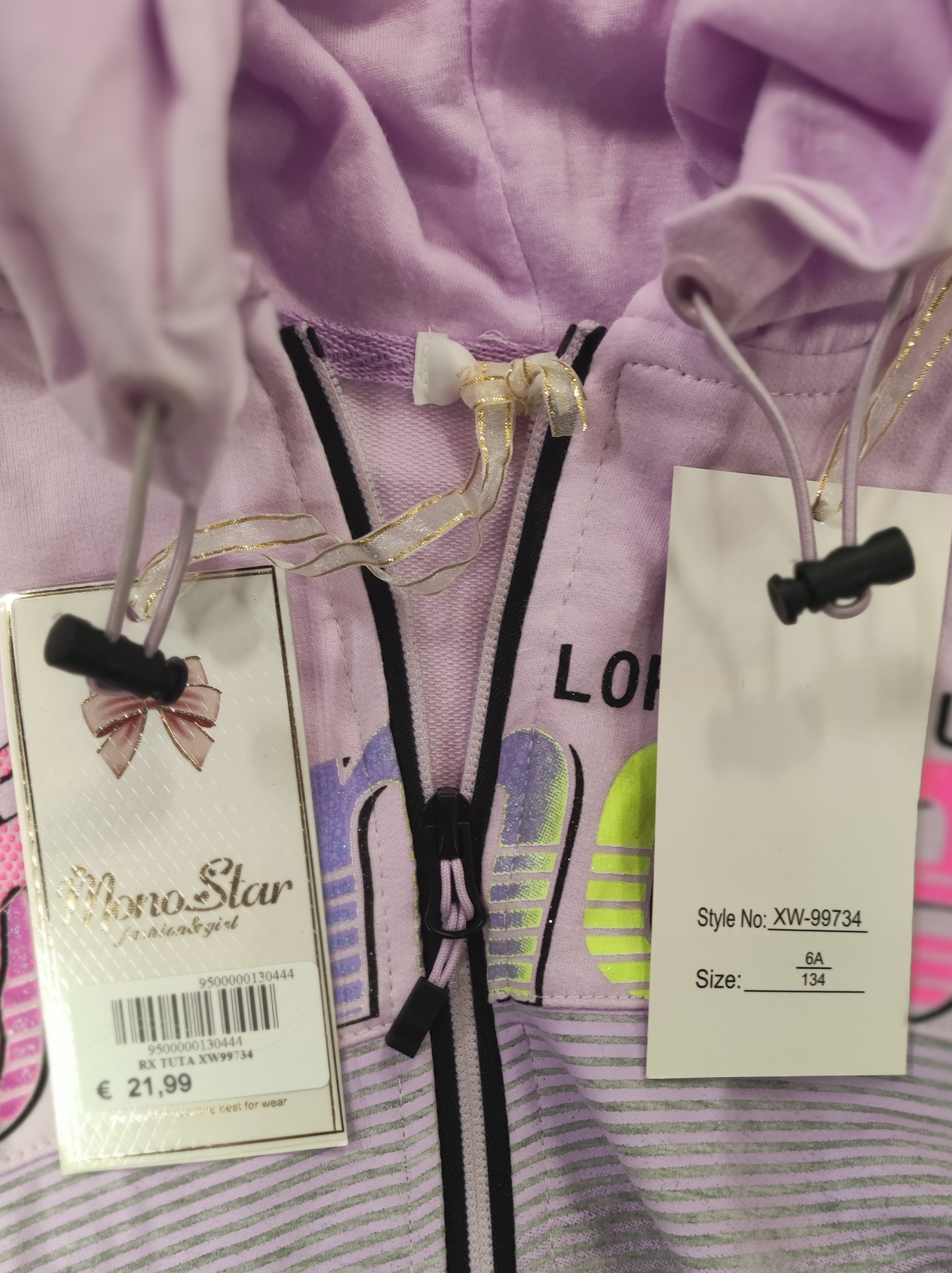 Official image of Hooded sweatshirt ; Mono Star Fashion & Girl ; published by OECD