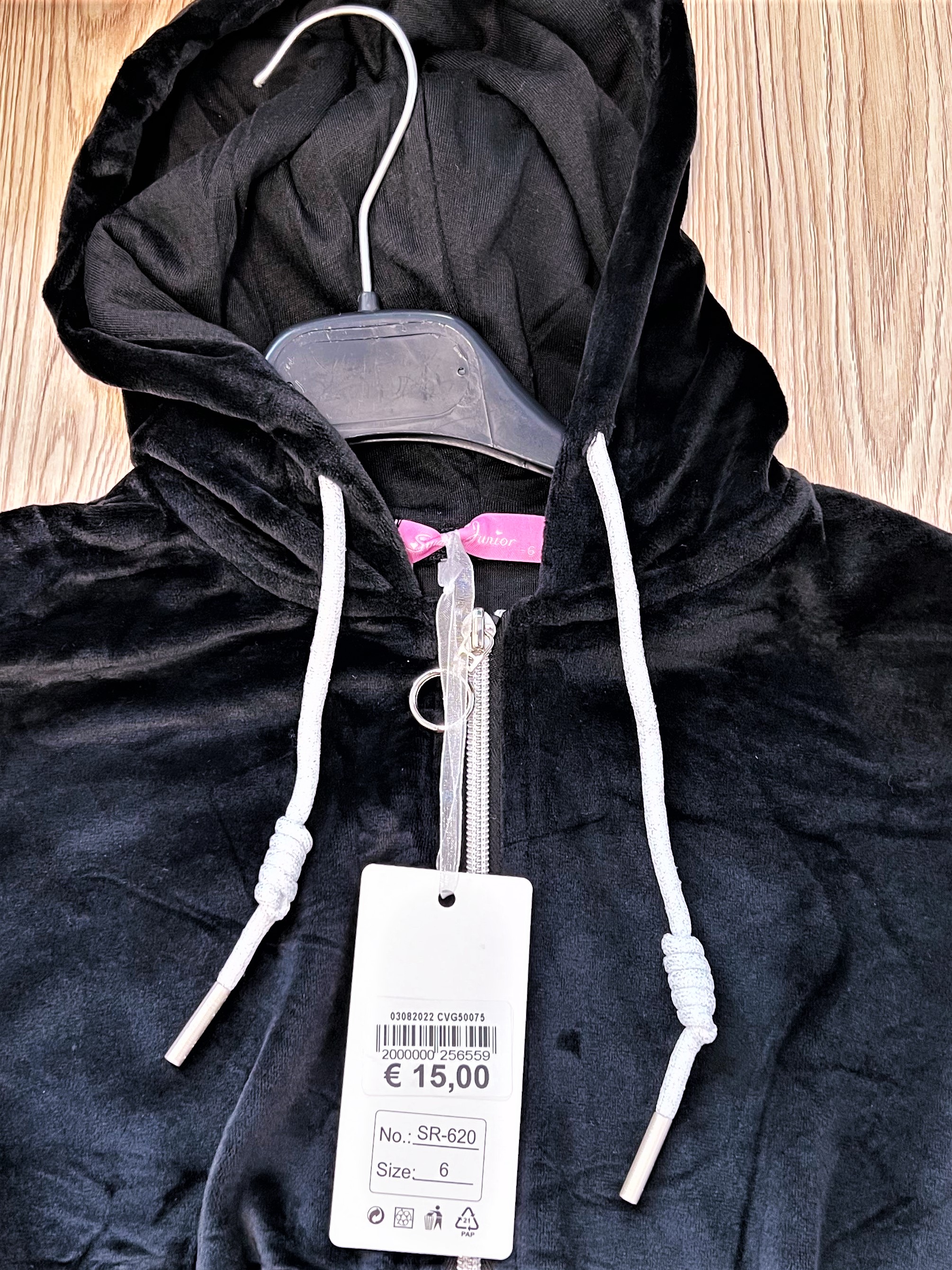 Official image of Sweatshirt ; Sweet Junior ; published by OECD 2