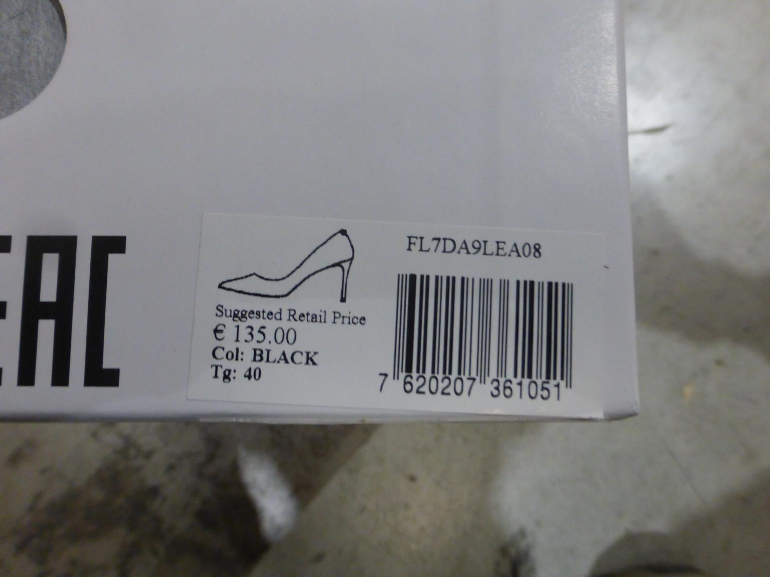 Official image of Shoes ; Guess ; Scarpe da donna published by OECD