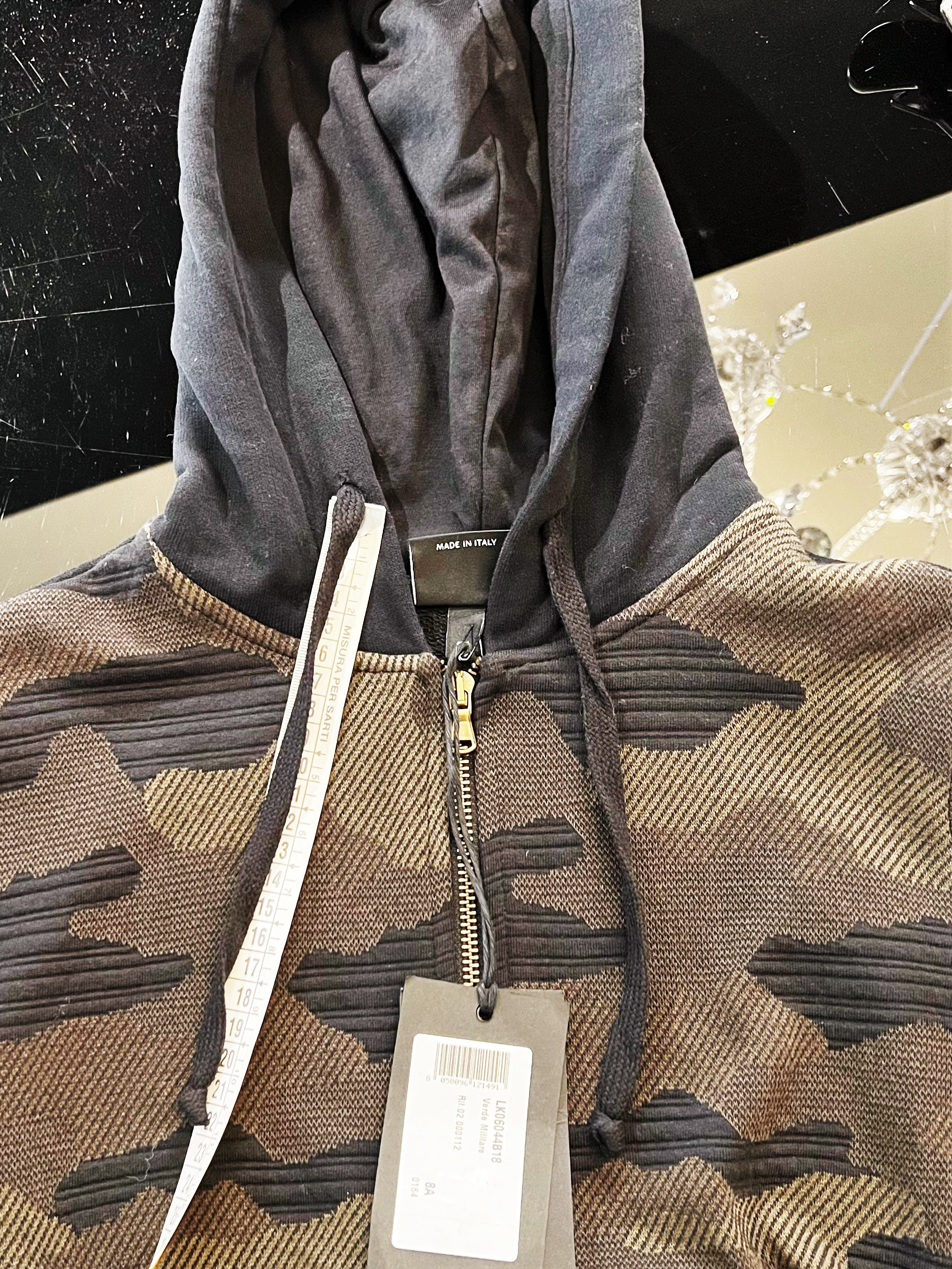 Official image of Children's hoodie ; Please ; published by OECD 2