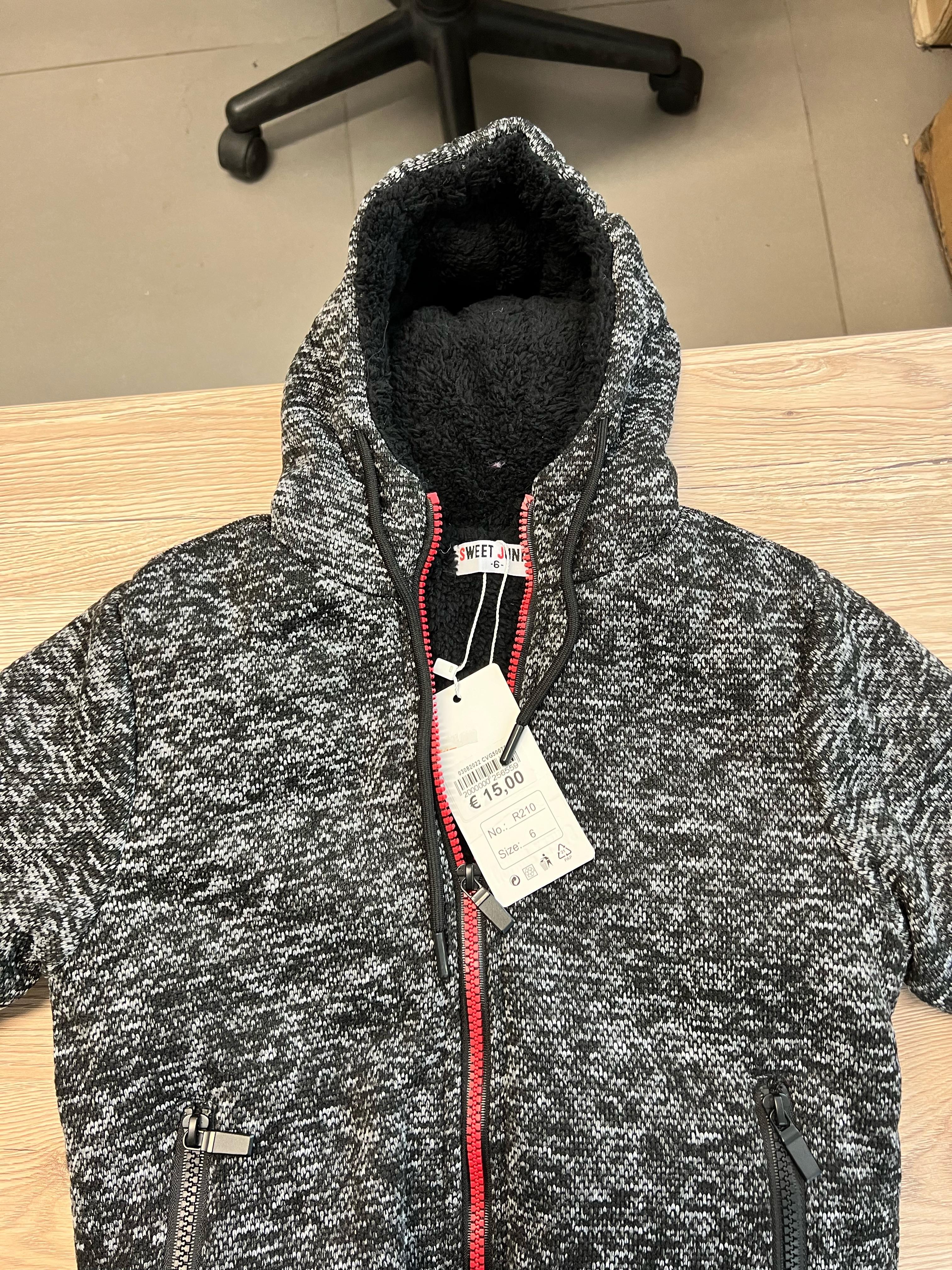 Official image of Children's hoodie ; Sweet Junior ; published by OECD