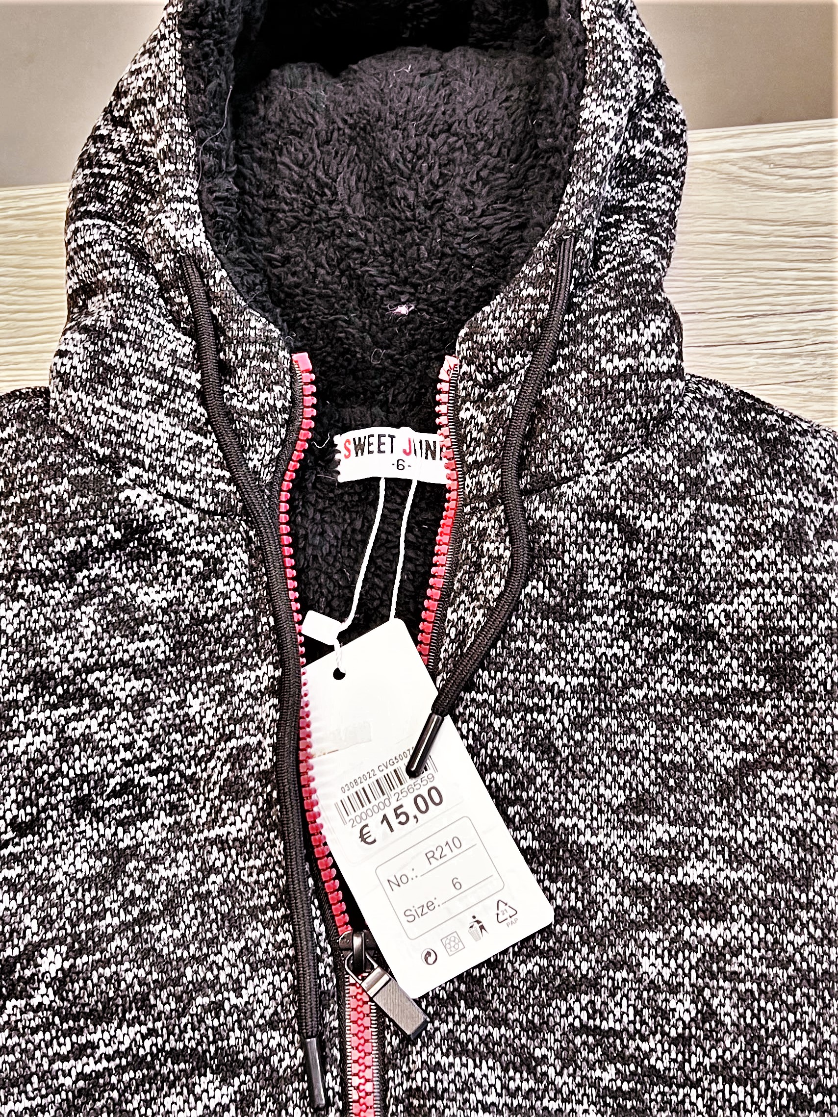 Official image of Children's hoodie ; Sweet Junior ; published by OECD 2