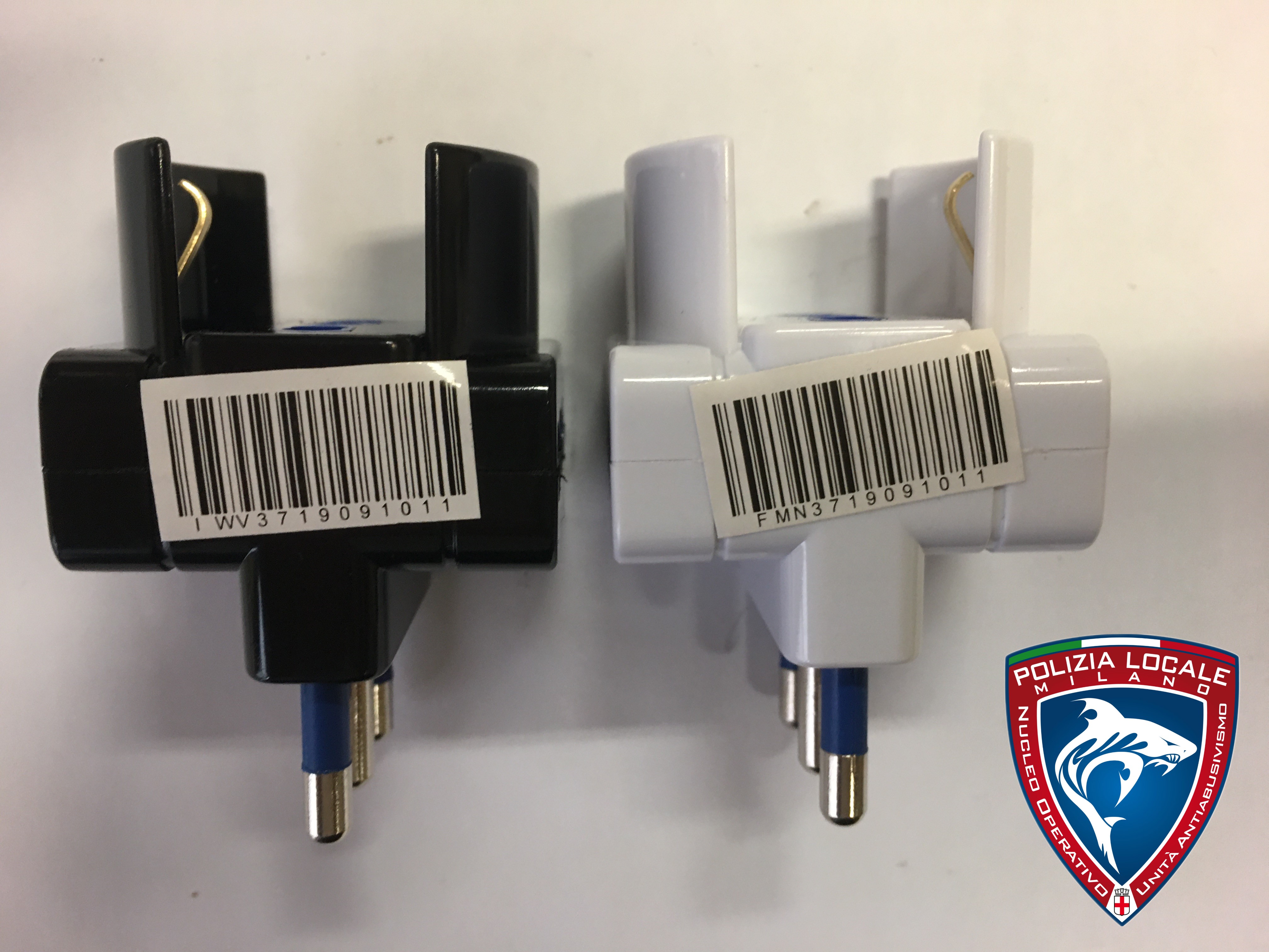 Official image of Multi-socket adaptor ; AIGOSTAR ; 3 WAY ADAPTOR 16A published by OECD 4