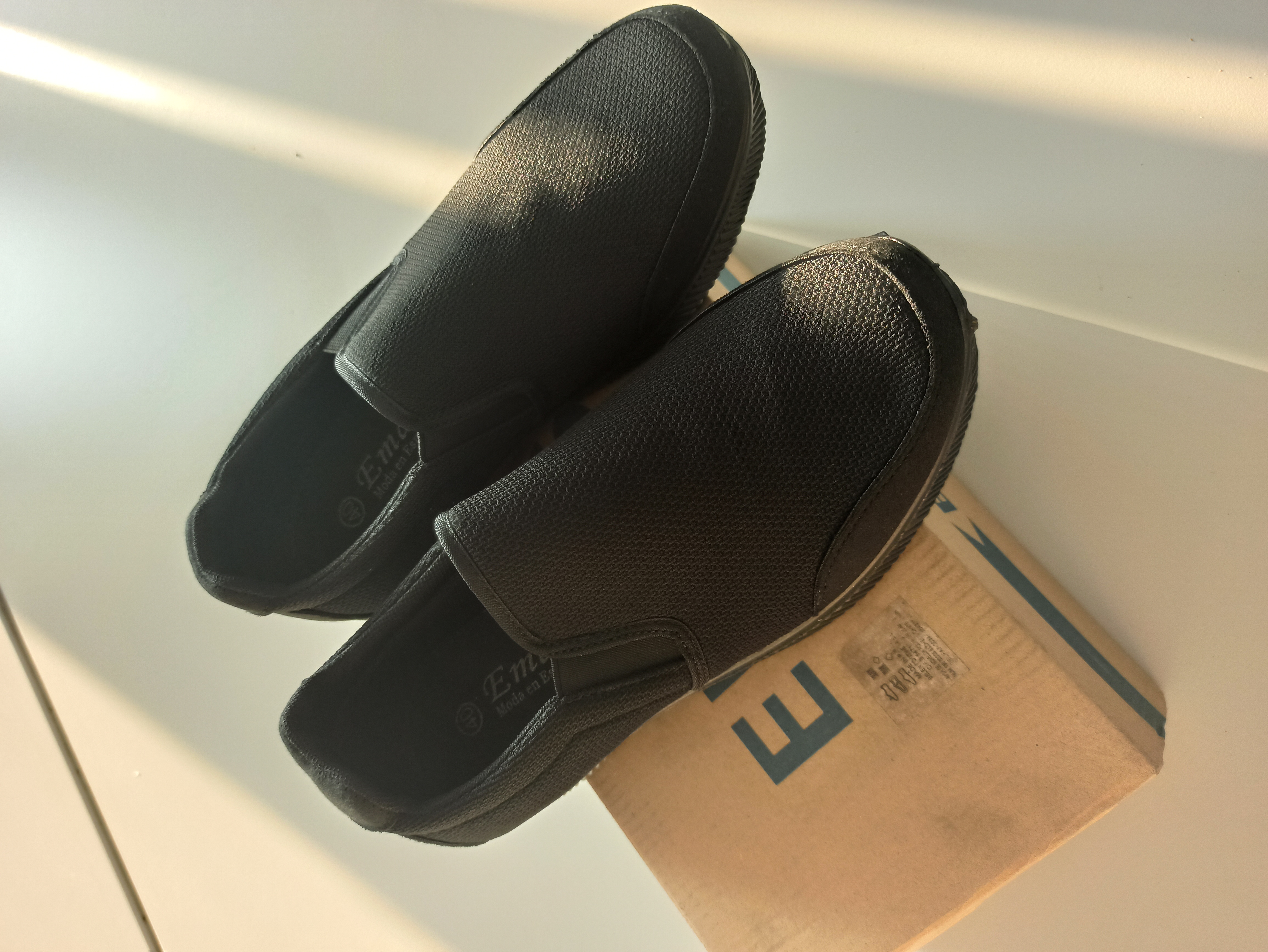 Official image of Women's flat shoes ; Emas ; published by OECD 2